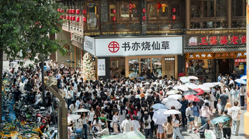 透过橙漫和“夏天妹妹”，我们看到了一个更年轻的书亦烧仙草|头部博主、微短剧、一日店长？书亦烧仙草这次打了个漂亮营销仗